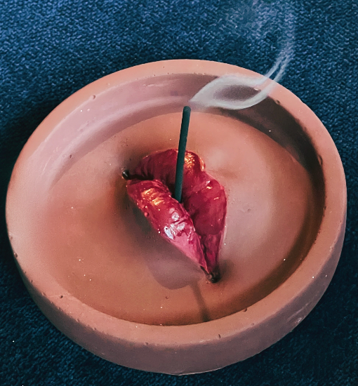 Kiss Me Incense Burner: Chesnut