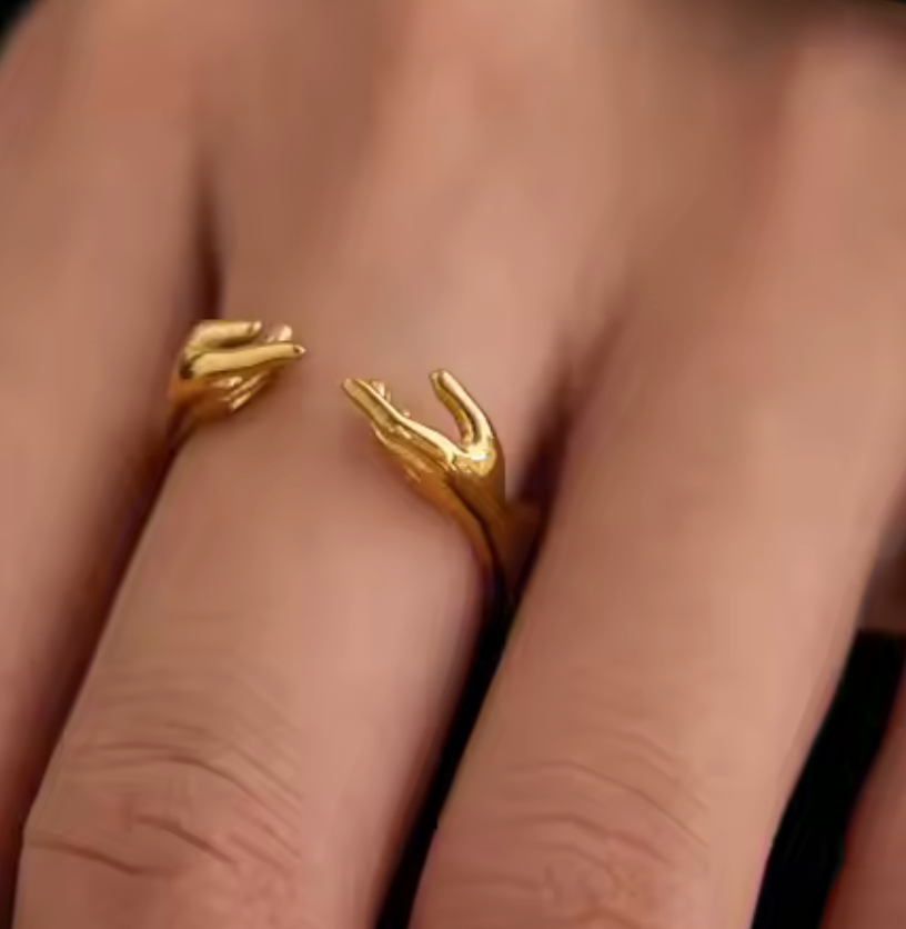The Hug Ring- Stainless Steel Gold Ring 18K Gold- Hand: 6