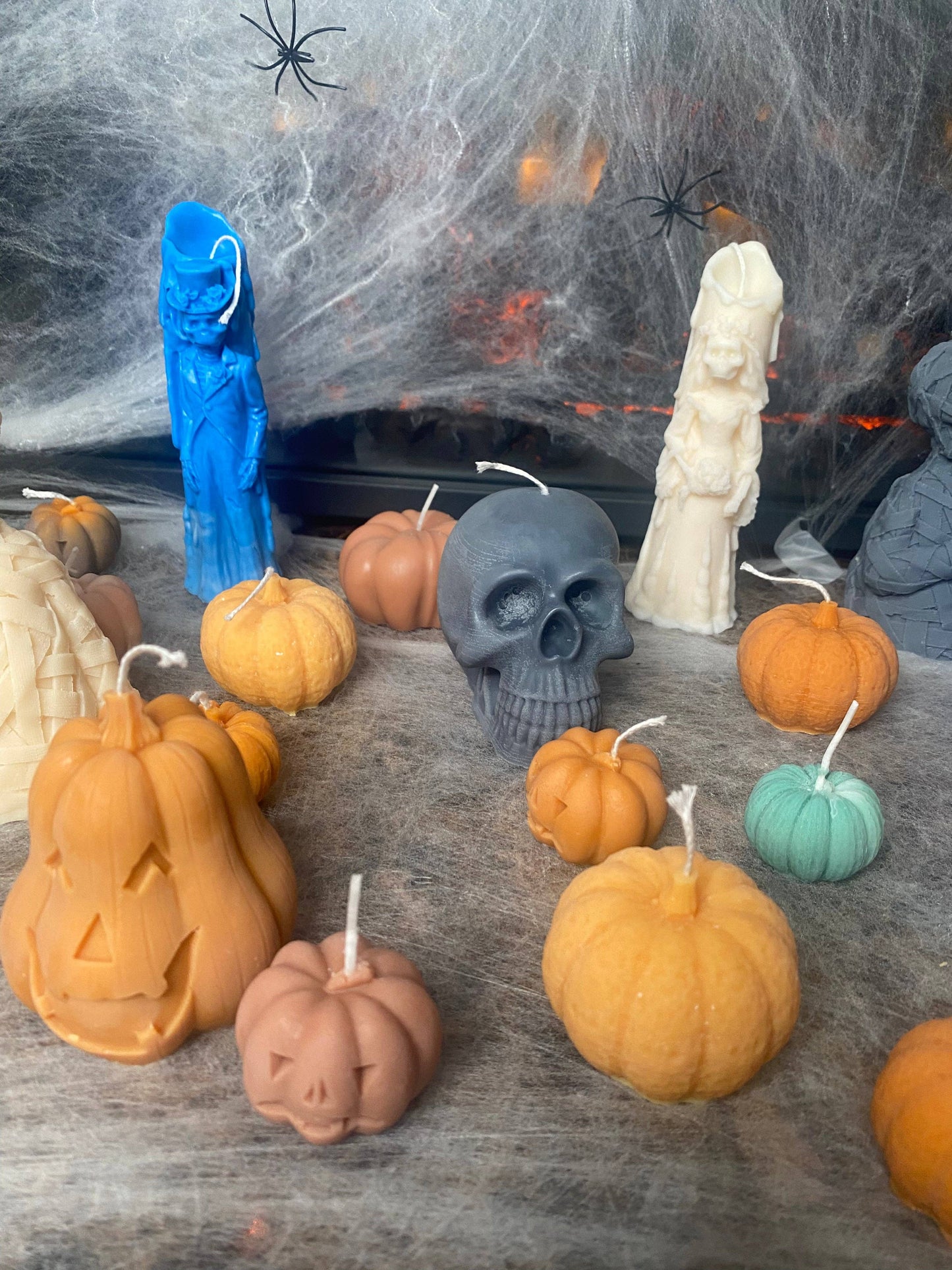 Giggles Jack-O-Lantern candle: Brown / Unscented / Med