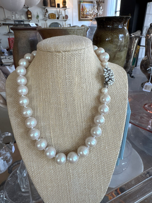 Elaine Vintage Faux Pearl Necklace
