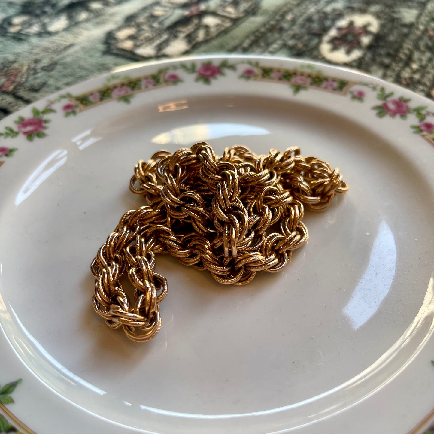 Twisting Chain Necklace