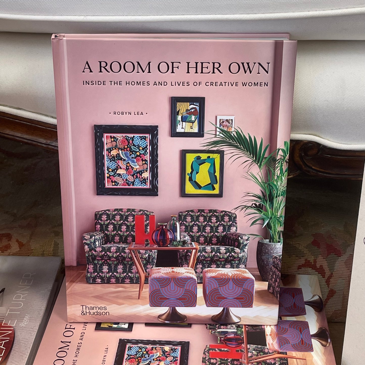 A Room of Her Own: Inside the Homes of Creative Women by Robyn Lea